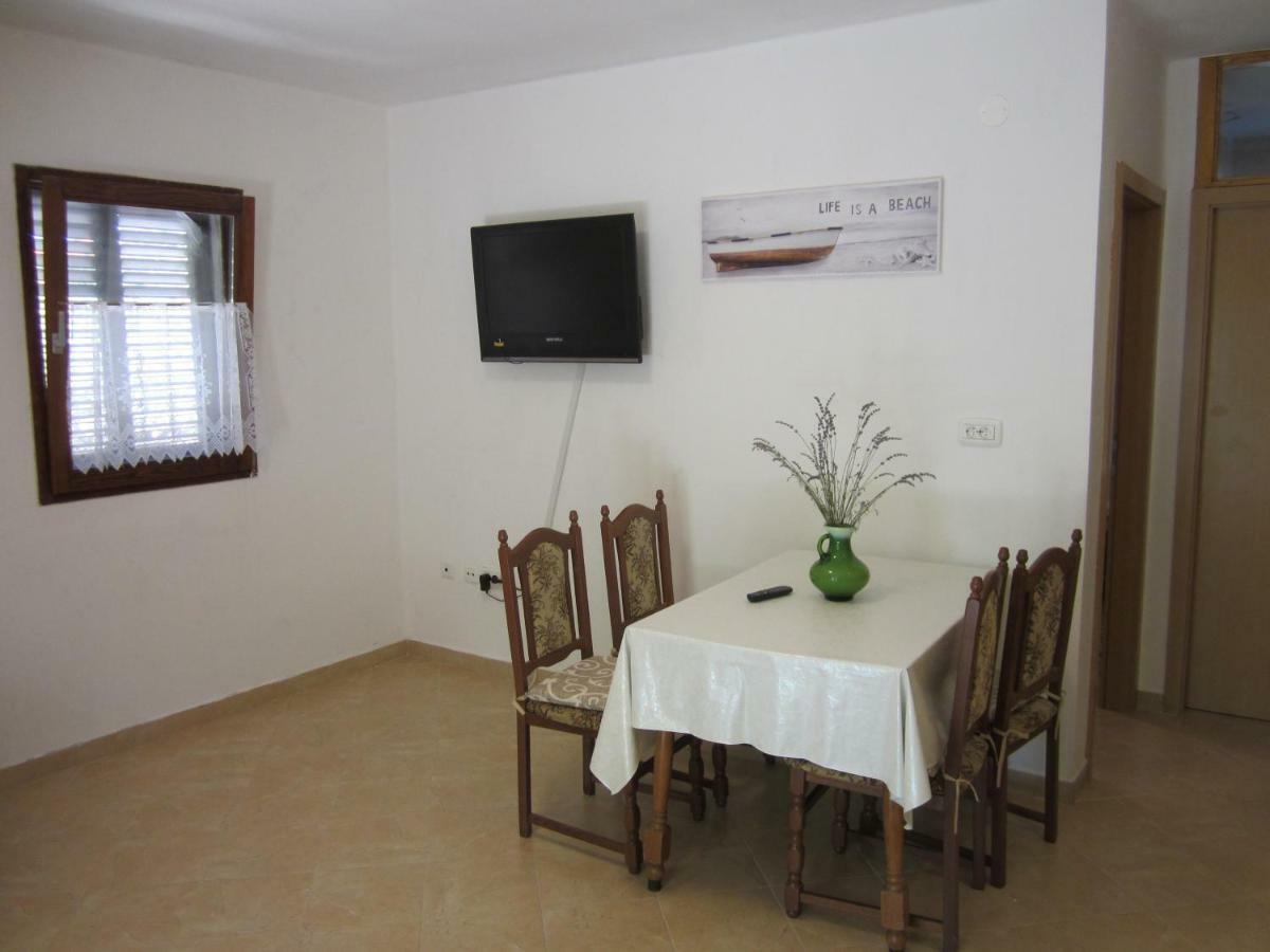 Apartmani Lina Veliki Drvenik Esterno foto