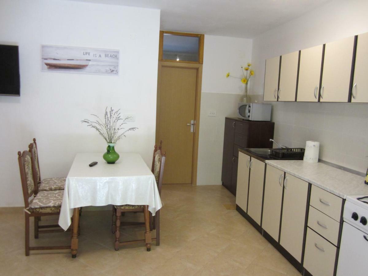 Apartmani Lina Veliki Drvenik Esterno foto